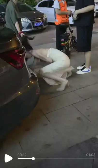 《白裙女子被抓头发跳河》原配抓小三街头冲突落水-湘E白裙女被扯发坠河高清全程-《白裙女子被抓头发跳河》完整版视频真相还原