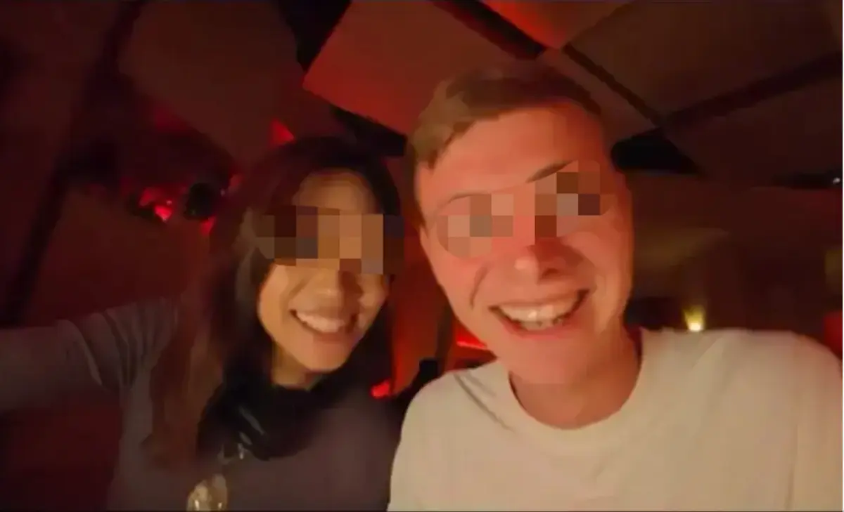 《西安麻辣烫女孩》无删减完整版在线看-海外UP主西安夜游意外纪录全片首次公开-镜头外真实反应看哭网友原来藏着古城最暖烟火