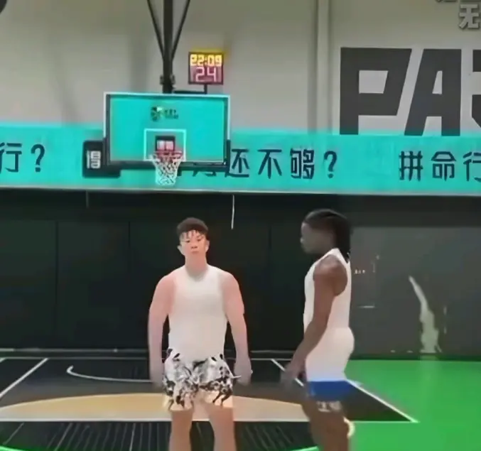 《牛教练的裤子》HD高清无删减在线观看-爆笑篮球1V1单挑视频《牛教练的裤子》-黑哥不讲武德偷袭免费观看